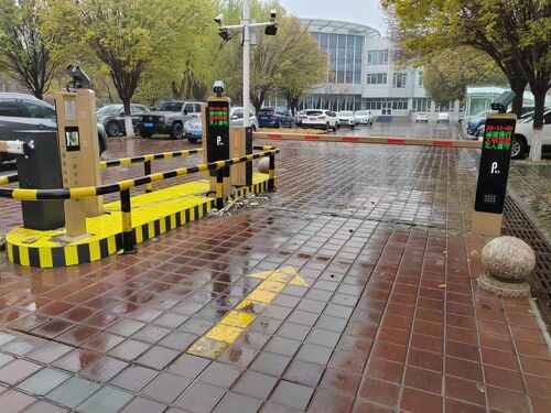 آخرین مورد شرکت E40Pro Barrier Gate | Enterprise Park in Rainy Region